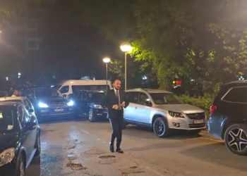 U dënua me një vit burg për shpifje, Ervin Salianji shkon në selinë e PD për mbledhjen urgjente