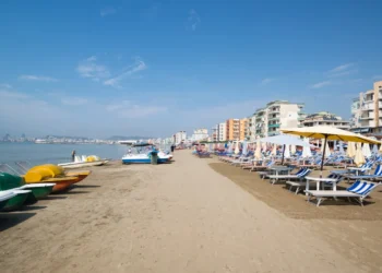 “Metro” shkruan për Shqipërinë: Plazhi i Durrësit kryeson mes destinacioneve evropiane të këtij viti
