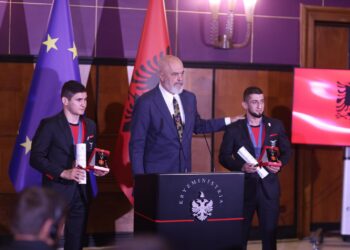 Rama u dorëzon Medaljen e Mirënjohjes dy medalistëve Olimpikë, Chermen Valiev dhe Islam Dudaev, kryeministri: Të jashtëzakonshëm!