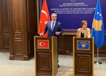 Ministri i Jashtëm turk paralajmëron Albin Kurtin: Prania e gylenistëve në Kosovë është problem