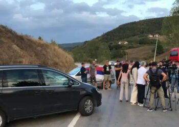 Çfarë po ndodh në kufirin mes Kosovës dhe Serbisë? Dy automjete dhe disa persona bllokojnë rrugën në Mërdar dhe Jarinje