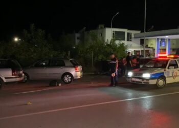 Aksident i rëndë në vend! Makina humb kontrollin dhe del nga rruga, plagoset shoferi dhe pasagjerja