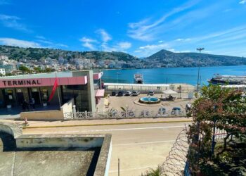 Tentoi të kalonte një shumë euro dhe paund nga porti Sarandës, dështon plani i anglezit