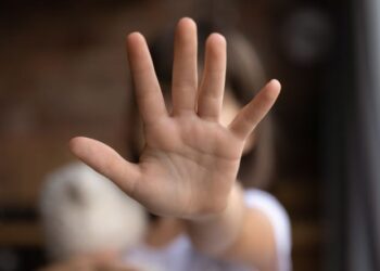 Detaje nga ngjarja e rëndë në Korçë/ U arrestua pasi tentoi ngacmonte seksualisht dy të mitura, 56-vjeçari i gjeti vajzat në lulishte dhe…