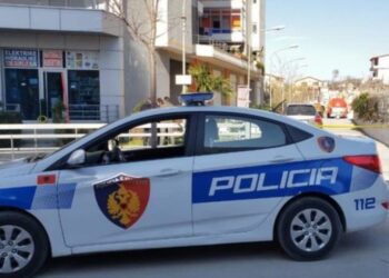E rëndë në Korçë, djali godet me thikë babanë