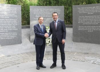 Veliaj dhe Presidenti i Izraelit, Isaac Herzog vizitojnë Memorialin e Holokaustit në Tiranë: Vendi juaj na dëshmon se paqja mes njerëzve është e mundur