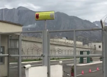 Hidhen me dron telefona dhe drogë brenda burgut të Peqinit në mesnatë, 4 grupe të forcave speciale zbarkojnë brenda ambienteve të sigurisë së lartë