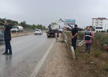 Aksident i rëndë në autostradën Rrogozhinë-Lushnjë! Shoferi humb kontrollin e mjetit dhe përfundon në kanal, në makinë edhe fëmijët e mitur