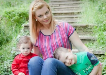 Lindi djemtë 21 muaj larg njëri-tjetrit, rrëfimi i rrallë i Nisida Tufës: Qava kur mbeta shtatzënë me të voglin