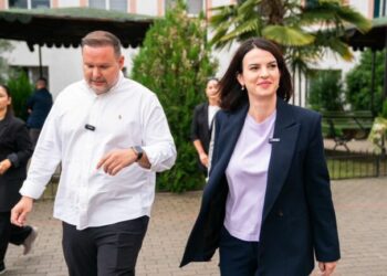 Ministrja Koçiu në shkollën Kristo Isak” në Berat: Arsimi profesional, zgjedhja perfekte! Mundësi për punësim në qendra socio-shëndetësore