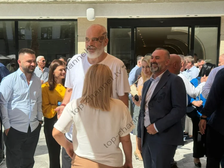 Fotot/Çfarë bëri Rama menjëherë pas fjalës në asamblenë e PS-së në Durrës