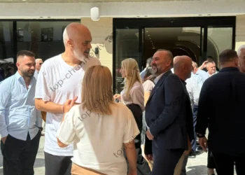 Fotot/Çfarë bëri Rama menjëherë pas fjalës në asamblenë e PS-së në Durrës