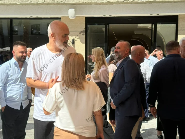 Fotot/Çfarë bëri Rama menjëherë pas fjalës në asamblenë e PS-së në Durrës