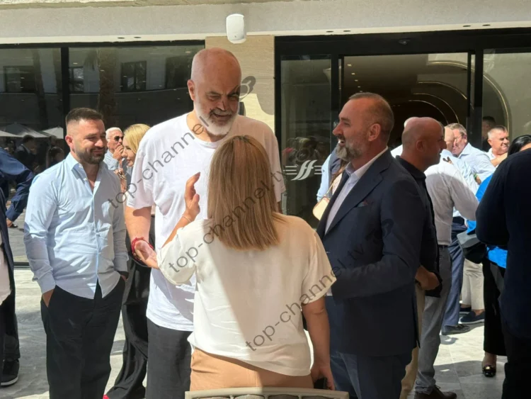 Fotot/Çfarë bëri Rama menjëherë pas fjalës në asamblenë e PS-së në Durrës