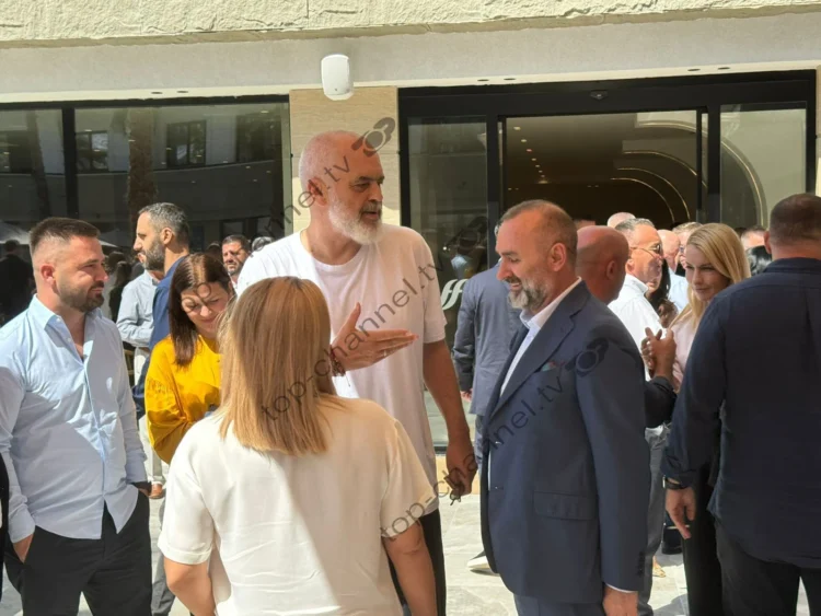 Fotot/Çfarë bëri Rama menjëherë pas fjalës në asamblenë e PS-së në Durrës