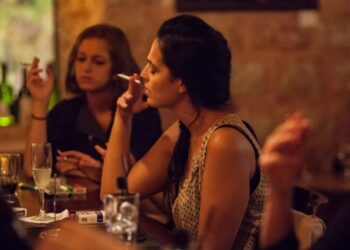 Pse nuk duhet të pini cigare direkt pas ushqimit?