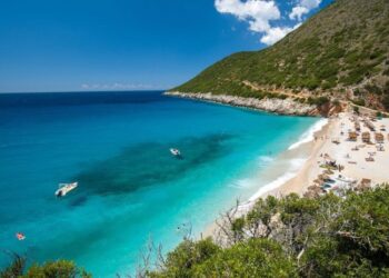 Media italiane “TTi Viaggi”: Gjithnjë e më shumë turistë zgjedhin Shqipërinë për pushime