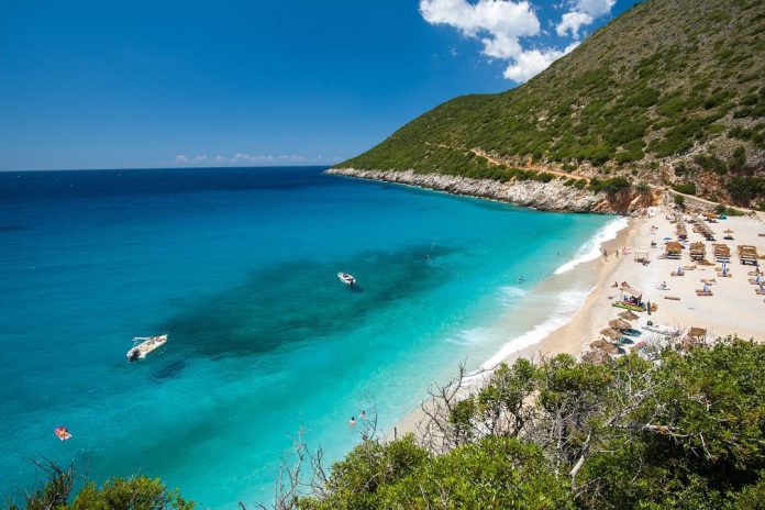 Media italiane “TTi Viaggi”: Gjithnjë e më shumë turistë zgjedhin Shqipërinë për pushime