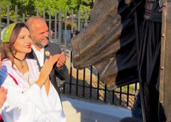 Kryeparlamentarja Spiropali poston foton e veçantë nga Siçilia me djalin e Adem Jasharit: Me birin e një Heroi, te shtatorja e një Heroi