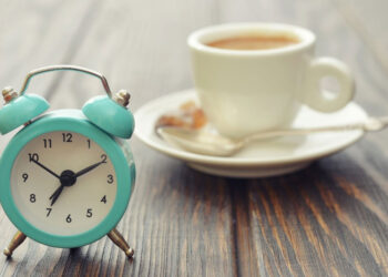 Sa kohë i duhet trurit tonë që të zgjohet në mëngjes? Ja çfarë thotë studimi