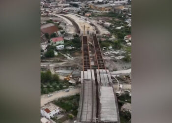 VIDEO / Rama publikon pamjet e urës që po ndërtohet mbi lumin e Tiranës