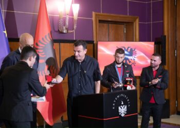 “Erioni e mban gjithmonë fjalën”, Rama ‘paralajmëron’ medalistët, Veliaj iu dorëzon çelësat e shtëpive