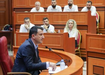 Veliaj mbledh administratorët e shkollave, ironizon opozitën: Kur rrihesh me 60 mijë vota, duhet të gjesh punë tjetër!