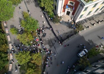 Habit protestuesi para Bashkisë së Tiranës: Lirojeni Sali Berishën, se tani nuk vjedh dot më!