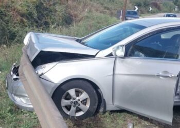 Elbasan/Makina humb drejtimin dhe përplaset me bordurën mbrojtëse, plagoset një person