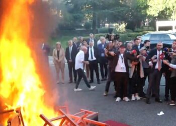 ‘Show’ në dyert e Kuvendit, Bardhi: Po djegim karriget për Salianjin, por jo mandatet!