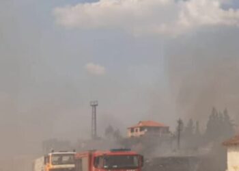 Zjarr në Bulevardin e Ri në Tiranë, shërbimet zjarrfikëse vënë nën kontroll flakët