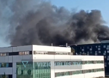 VIDEO/Zjarr i madh pranë një biznesi në autostradën Tiranë-Durrës