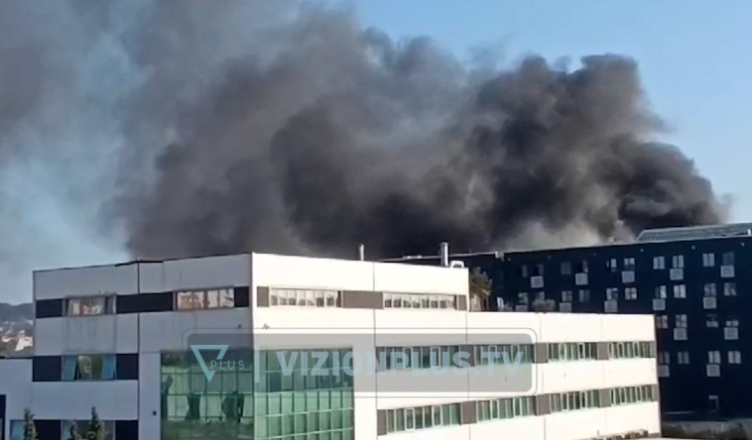 VIDEO/Zjarr i madh pranë një biznesi në autostradën Tiranë-Durrës