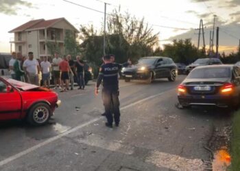 Aksident i trefishtë në Lezhë/ Dy makina përplasen me një fugon, përfundojnë në spital dy persona