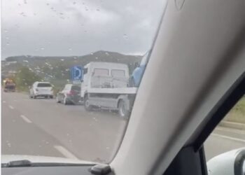 VIDEO/Aksident në Unazën e Madhe në Tiranë, tre makina përplasen me njëra-tjetrën