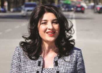 Skena erotike në prani të bashkëshortit regjisor, Anila Bisha kujton episodin: Më ‘urdhëroi’ të zhvishesha