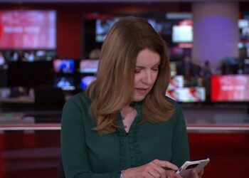 E sikletshme! Spikerja e BBC kapet ‘mat’ në celular gjatë transmetimit të drejtpërdrejtë