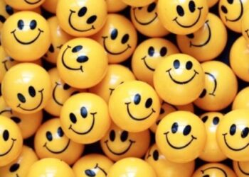 Studimi befasues: Këto janë vitet e jetës kur njerëzit janë më të lumtur