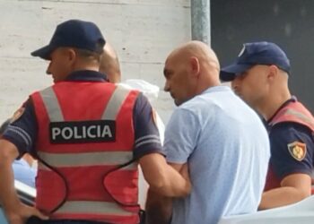 Shkoi me automatik ‘për t’u sqaruar’, detaje nga vrasja e dyfishtë në Roskovec. Arrestohen edhe dy të tjerë