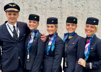 Fluturimi historik, kur avioni drejtohet familjarisht nga piloti me gruan dhe 3 vajzat