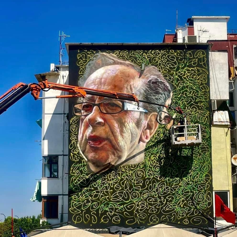 Rikthehet Mural Fest, portreti i Ismail Kadaresë përjetësohet në një pallat në Tiranë: Veliaj: Murale e mrekullueshme