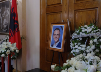 Homazhet për Gerti Bogdanin, familjarë, kolegë e miq i japin lamtumirën ish-deputetit të PD