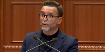 “Ndëshkoni krimin e këtij kafshe”, Braçe reagon ashpër pasi burri dogji gruan me benzinë