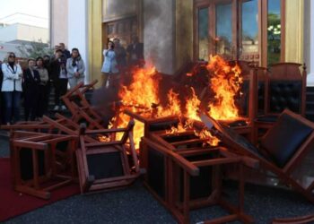 Rama ironizon opozitën pas trazirave në Kuvend: Mes përpjekjes për t’u ngjitur në Europën e bashkuar dhe zjarrvënies për t’u kthyer në gropën e shkuar