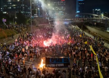 Izraelitët “djegin” Tel Avivin, Netanjahu: Po luftoj si ari, nuk do ia heqim këmbën nga fyti Hamasit