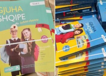 Rama ndan lajmin: Nxënësit dhe mësuesit në diasporë kanë në duar librat “Gjuha shqipe dhe Kultura shqiptare”