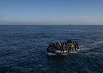 Prej vitesh pa dokumente, shqiptari tregon për mediat britanike “hiletë” që përdorin emigrantët e paligjshëm: Mbërrita me gomone, por…