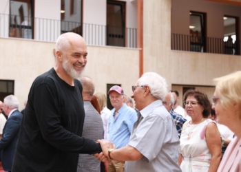 Paga 950 €! Rama-mësuesve në pension: Kthehuni në shkolla, me orar të reduktuar