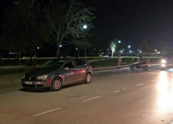 Lungomare, makina përplas gruan me dy fëmijët teksa kalonin vijat e bardha