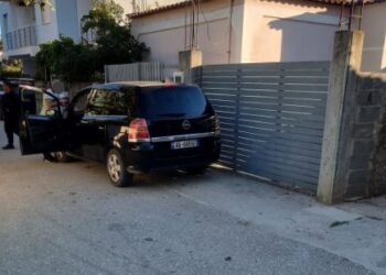 E rëndë në Sarandë/ Babai përplas me makinë të bijën 3 vjeçare, vogëlushja transportohet me helikopter drejt Traumës